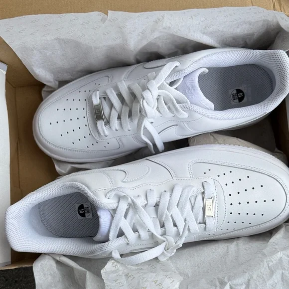 NWT Nike Air Force 1 - Men 10 / Woman 11.5 - Picture 4 of 5